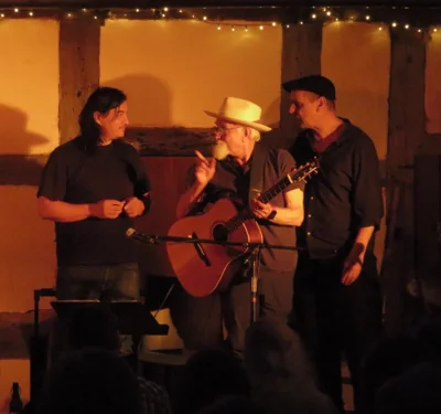 Foto des Albums: DIE LIEDERTOUR 2026 gastiert im Pfarrhof mit SCHÜLLER (D), LEE (HUN), WILLIAMS (USA) = 3 internationale Singer/Songwriter - 3 Stimmen - 3 Gitarren in einem Konzert