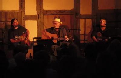 Foto des Albums: DIE LIEDERTOUR 2026 gastiert im Pfarrhof mit SCHÜLLER (D), LEE (HUN), WILLIAMS (USA) = 3 internationale Singer/Songwriter - 3 Stimmen - 3 Gitarren in einem Konzert