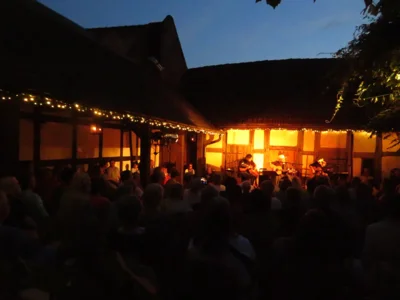 Foto des Albums: DIE LIEDERTOUR 2026 gastiert im Pfarrhof mit SCHÜLLER (D), LEE (HUN), WILLIAMS (USA) = 3 internationale Singer/Songwriter - 3 Stimmen - 3 Gitarren in einem Konzert