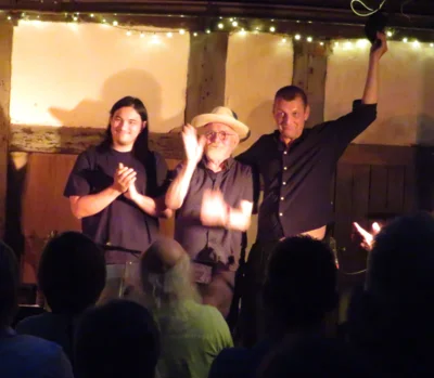 Foto des Albums: DIE LIEDERTOUR 2026 gastiert im Pfarrhof mit SCHÜLLER (D), LEE (HUN), WILLIAMS (USA) = 3 internationale Singer/Songwriter - 3 Stimmen - 3 Gitarren in einem Konzert