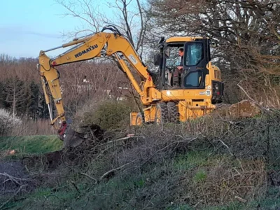 2021 Errichtung des Zauns vor dem Vereinsheim und Anlage einer Blumenwiese  (Bild vergr&ouml;&szlig;ern)