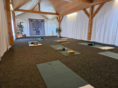 1: Oberhalb des SV-Heims in Prackenbach wurde ein Raum harmonisch ausgestaltet, dort finden ab sofort verschiedene Yoga-Kurse von &bdquo;Healing Balance&ldquo; (Sandra und Jochen L&uuml;mmen) statt. Foto: Lisa Brem  (Bild vergr&ouml;&szlig;ern)