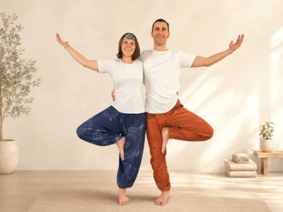 Sandra L&uuml;mmen praktiziert in &bdquo;Einfach Yoga&ldquo; achtsame Bewegungen kombiniert mit Entspannung, Jochen L&uuml;mmen kr&auml;ftigende &Uuml;bungen f&uuml;r Fokus und Stabilit&auml;t bei &bdquo;Yoga Intensiv&ldquo;. Foto: Sandra L&uuml;mmen  (Bild vergr&ouml;&szlig;ern)
