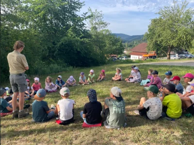 Naturparkrangerin Christina Frank brachte den Kindern die Lebenswelt Wiese in verschiedenen Aktionen n&auml;her.  (Bild vergr&ouml;&szlig;ern)