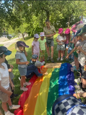 Unterricht im Freien: Die erste Klasse der Prackenbacher Grundschule entdeckte die Natur direkt vor der Schult&uuml;r.  (Bild vergr&ouml;&szlig;ern)