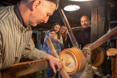 Seiffen Handwerk Reifendrehen Familie Foto TVE Studio2media 5DE 0983-kleiner  (Bild vergr&ouml;&szlig;ern)