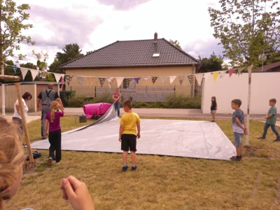 Die Hortkinder halfen beim H&uuml;pfburgen stellen kr&auml;ftig mit.  (Bild vergr&ouml;&szlig;ern)