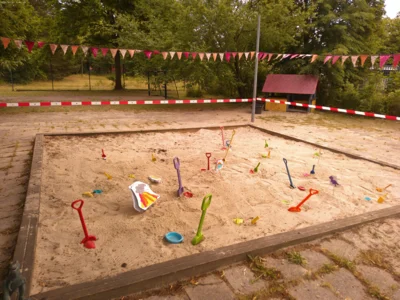 An der Ausgrabungsst&auml;tte stehen die Schippen bereit!  (Bild vergr&ouml;&szlig;ern)