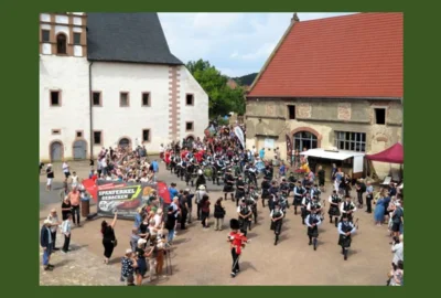 Einmarsch der Bands und Teilnehmer der Highland-Games 