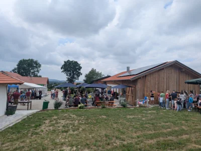 1: Am Sonntag kamen zahlreiche Besucher zum Tag der offenen T&uuml;r im Rahmen der Einweihung des Dorfgemeinschaftshauses nach Viechtafell.  (Bild vergr&ouml;&szlig;ern)