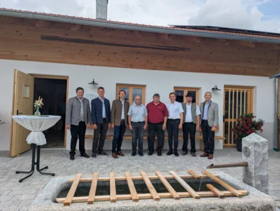 Beim offiziellen Akt: B&uuml;rgermeister Andreas Eckl (v.l.), Dr. Christian Thurmaier, Sebastian Mo&szlig;andl, Johann Edenhofer (alle drei ALE), Thomas Vogl, Pfarrvikar Anton Kopp, Florian Hackl und Landrat Ronny Raith.  (Bild vergr&ouml;&szlig;ern)