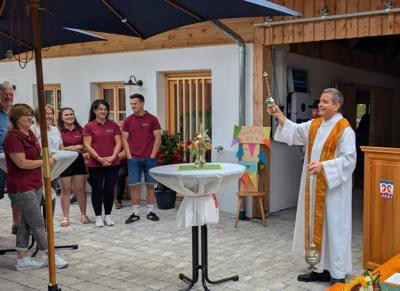Pfarrvikar Anton Kopp erteilte dem Gemeinschaftsprojekt Gottes Segen.  (Bild vergr&ouml;&szlig;ern)