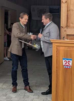 B&uuml;rgermeister Andreas Eckl (r.) bedankte sich bei Sebastian Mo&szlig;andl vom ALE f&uuml;r die gute Zusammenarbeit bei bereits mehreren Projekten.  (Bild vergr&ouml;&szlig;ern)