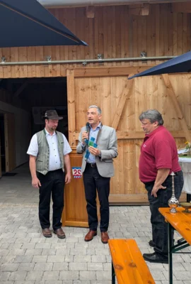 Landrat Ronny Raith &uuml;berreichte als Anerkennung f&uuml;r den enormen ehrenamtlichen Einsatz der B&uuml;rger ein Glaskreuz an Florian Hackl (l.) und Thomas Vogl (r.).  (Bild vergr&ouml;&szlig;ern)