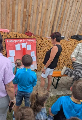 Am Nachmittag freuten sich viele Kinder &uuml;ber ein abwechslungsreiches Programm mit Gl&uuml;cksrad, Malwettbewerb, Glitzertattoos und Steine bemalen.  (Bild vergr&ouml;&szlig;ern)