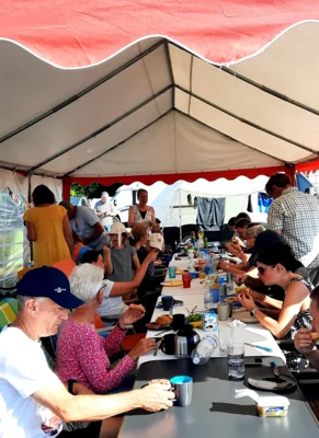 020 beim Fr&uuml;hst&uuml;ck 1  (Bild vergr&ouml;&szlig;ern)