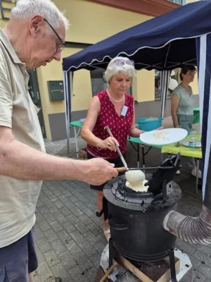 Zwei, die sich beim Waffel backen erg&auml;nzen  (Bild vergr&ouml;&szlig;ern)