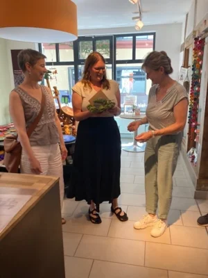 Irke nimmt Geschenk in Empfang  (Bild vergr&ouml;&szlig;ern)