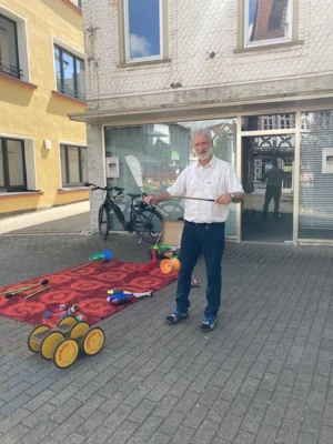 Klaus jongliert  (Bild vergr&ouml;&szlig;ern)
