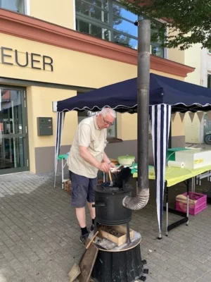 Peter backt die Waffeln  (Bild vergr&ouml;&szlig;ern)