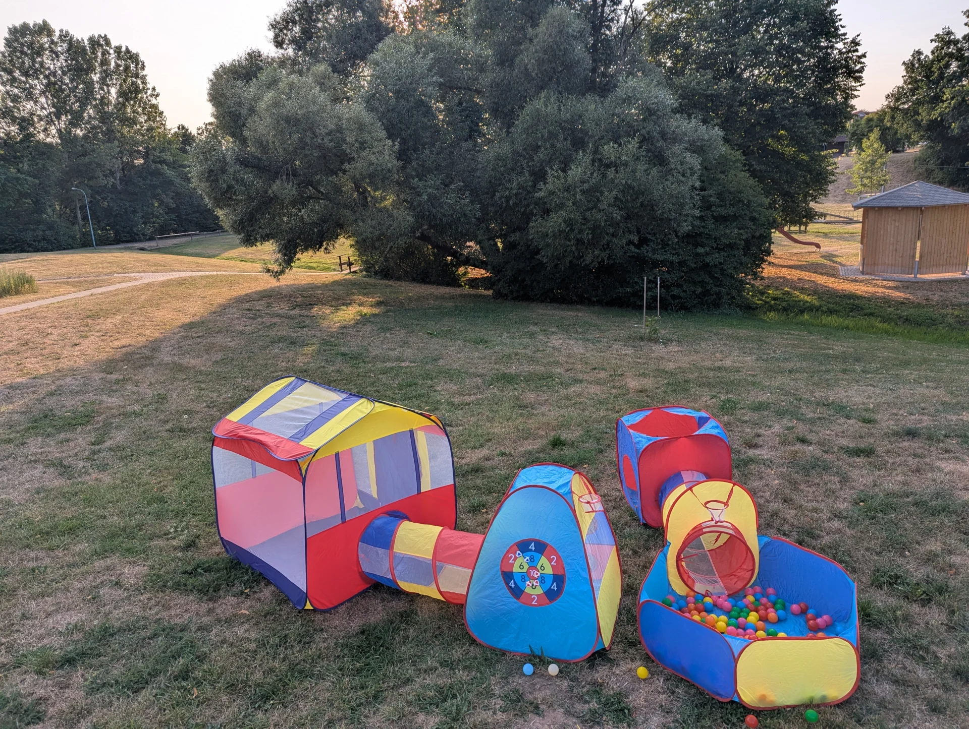 Bild: Spielbereich für Kleinkinder mit Kriechtunnel, Spielzelt und Bällebad