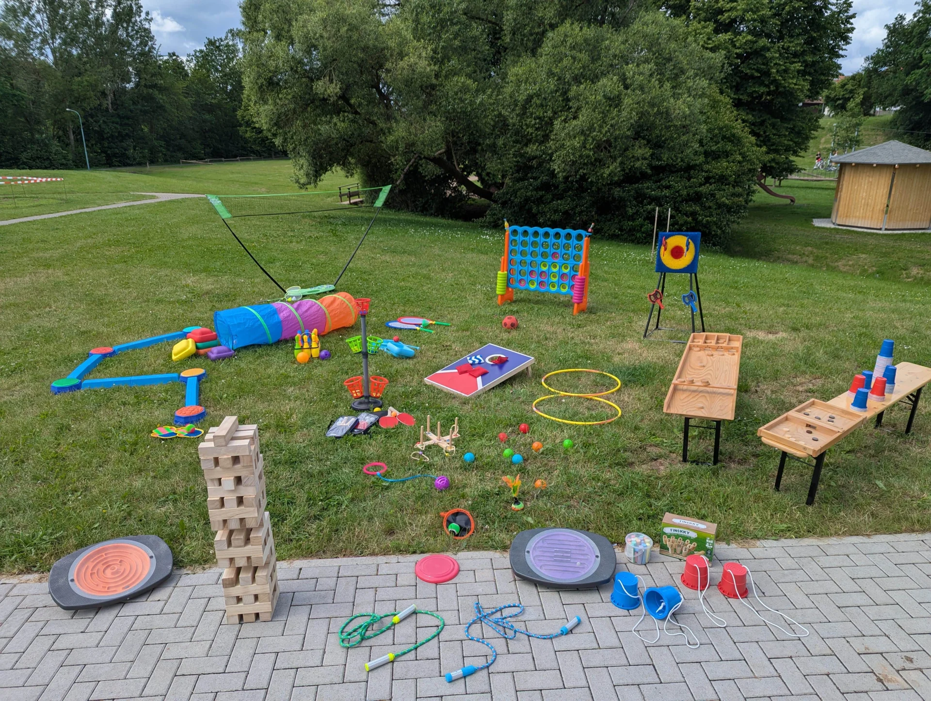 Bild: Ein Großteil der neuen Spiel- und Bewegungsangebote der „Bibliothek der Dinge“ der BürgerWERKstätte Rothemann. Die Ausstattung steht Vereinen, Initiativen und engagierten Gruppen für gemeinschaftliche Aktivitäten kostenlos zur Ausleihe bereit.