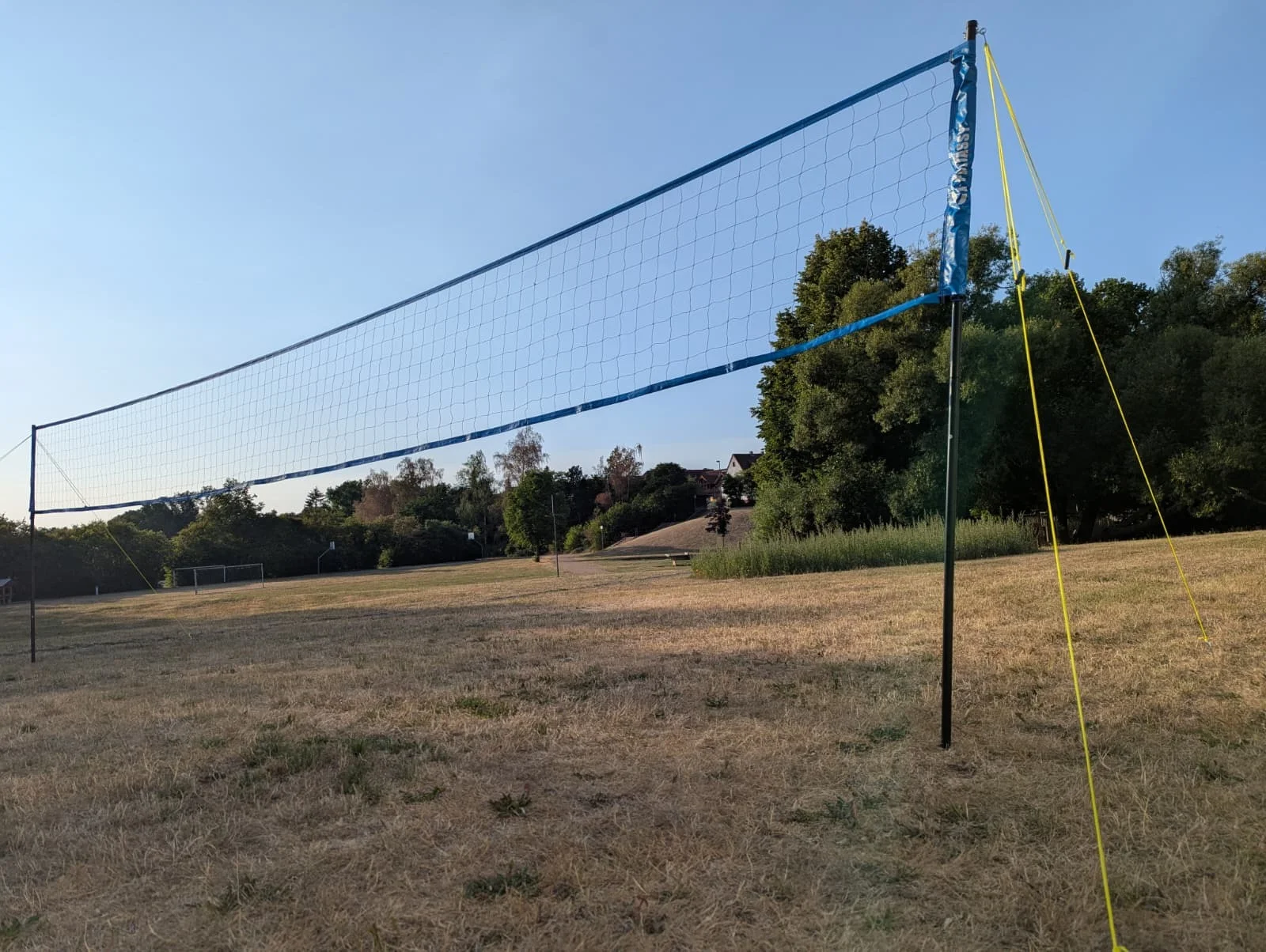 Bild: Das neue mobile Volleyballnetz erweitert die Möglichkeiten für Sport, Spiel und Begegnung. Es steht – ebenso wie Badminton-Set, Basketballbälle und Tischtennisschläger – zur kostenlosen Ausleihe bereit.