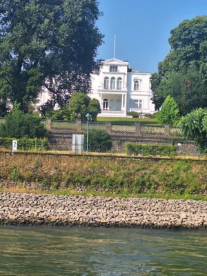 ...vorbei an der Villa Hammerschmidt  (Bild vergr&ouml;&szlig;ern)