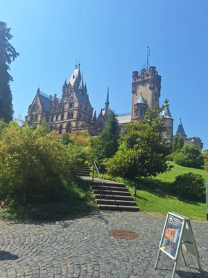...zur Drachenburg  (Bild vergr&ouml;&szlig;ern)