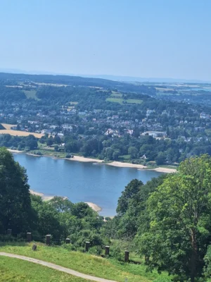 Blick von der Terrasse der Drachenburg in das Rheintal  (Bild vergr&ouml;&szlig;ern)