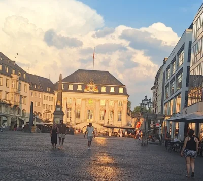 Das Rathaus in Bonn kurz vorm Sonnenuntergang  (Bild vergr&ouml;&szlig;ern)