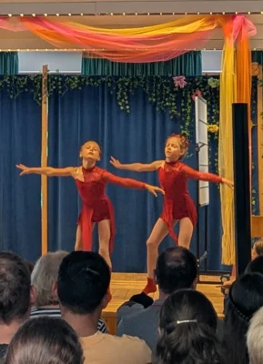 Zwei Ballerinas schwebten mit anmutigen Bewegungen &uuml;ber die B&uuml;hne.  (Bild vergr&ouml;&szlig;ern)