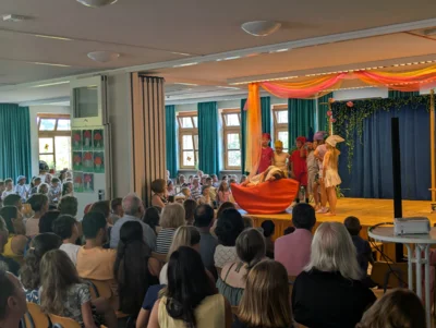 Am&uuml;santer H&ouml;hepunkt des Programms: Zum Abschied von Anita Greiner in den Ruhestand hatte die Theater-AG unter Anleitung von Lehrerin Julia Strobel eine moderne und auf die Ehrenperson umgeschriebene Fassung von &bdquo;Schneewittchen&ldquo; einstudiert.  (Bild vergr&ouml;&szlig;ern)