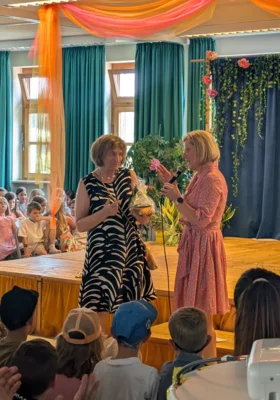 Rektorin Katrin Hartl (r.) &uuml;berreichte nach Dankes- und Lobesworten ein Abschiedsgeschenk vom Lehrerkollegium an Anita Greiner.  (Bild vergr&ouml;&szlig;ern)