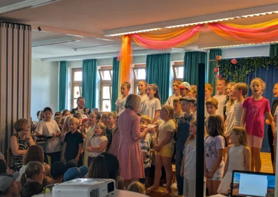 &bdquo;Aaanita!&ldquo;, schallte es beim letzten Lied durch die Aula. Alle Sch&uuml;ler sangen lauthals das umgedichtete Loblied und r&uuml;hrten damit sowohl die Lehrerin, als auch einige Zuh&ouml;rer zu Tr&auml;nen.  (Bild vergr&ouml;&szlig;ern)