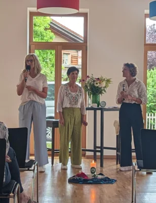 Lisa H&ouml;gerl (r.) und Lydia Schmidberger (l.), alias &bdquo;frisch & faltig&ldquo;, haben gemeinsam mit Trauerbegleiterin Barbara Guggenberger aus Bad K&ouml;tzting einen Abend &uuml;ber Trauer und Trauerbew&auml;ltigung im B&uuml;rgerhaus Prackenbach organisiert.  (Bild vergr&ouml;&szlig;ern)