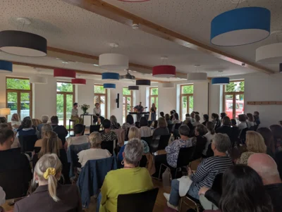 Ein gro&szlig;es Publikum war zur Veranstaltung &bdquo;Herzzeit &ndash; Wenn Trauer Worte findet&ldquo; gekommen. Musikalisch umrahmt wurde von &bdquo;s&acute;Herzwerk&ldquo;-Musikern Verena Dachs und Sebastian Hagengruber.  (Bild vergr&ouml;&szlig;ern)