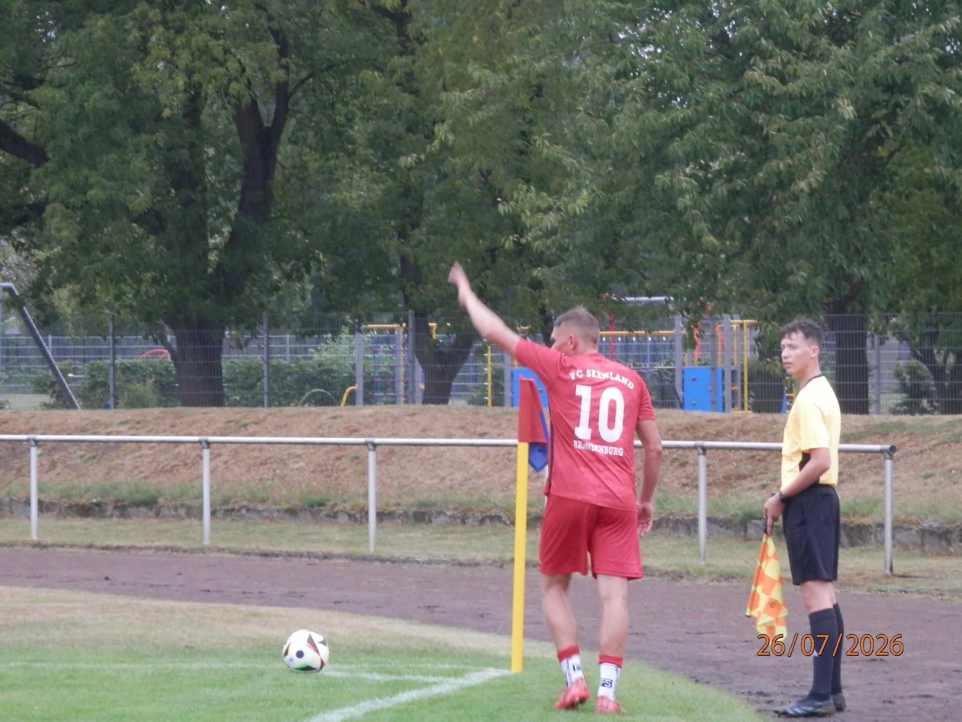 Bild: Hannes Brandenburg (Nr. 10), hier beim Eckstoß, sorgte für den Wariner Führungstreffer.