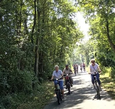 Wir radeln bei herrlichstem Wetter  (Bild vergr&ouml;&szlig;ern)