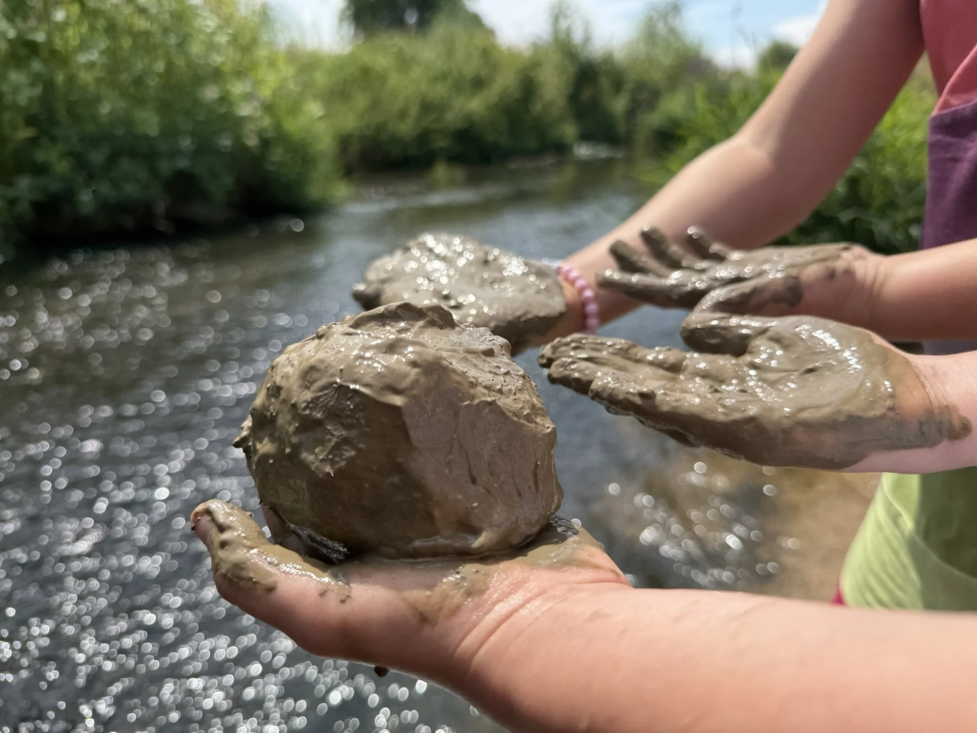 Bild: Wasser, Kies, Lehm und Pflanzen machen die Nidder zu einem spannenden Erlebnisraum für junge Naturentdecker.