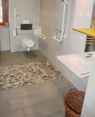 barrierefreies WC mit Dusche  (Bild vergr&ouml;&szlig;ern)