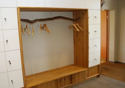 Garderobe mit Schlie&szlig;f&auml;chern  (Bild vergr&ouml;&szlig;ern)