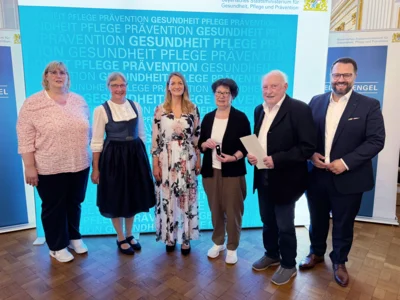 Vorschaubild: von links: Gabi Schicker, Koordinatorin des ambulanten Hospizdienst, Rita Krug dritte Bürgermeisterin Gemeinde Wiesau, Judith Gerlach bayr. Gesundheitsministerin, Inge und Theo Lehner, Matthias Grundler stellv. Landrat Lkr. Tirschenreuth