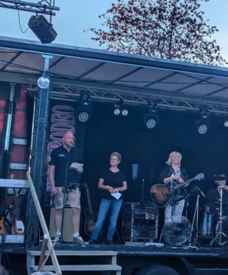 Als Vorsitzender des Krieger- und Reservistenvereins Prackenbach begr&uuml;&szlig;te Wolfgang Kilger (v.l.) die zahlreichen G&auml;ste. Claudia Frohnauer sprach Gru&szlig;worte im Namen der &bdquo;Woid Liners&ldquo; und lobte die Frontfrau von &bdquo;Rock&acute;n Rodeo&ldquo;, Maggie, als &bdquo;deutsche Antwort auf Tina Turner&ldquo;.  (Bild vergr&ouml;&szlig;ern)