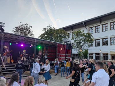 Neben synchronen Line Dance-Choreos wurde auf der Tanzfl&auml;che auch im Paartanz improvisiert.  (Bild vergr&ouml;&szlig;ern)