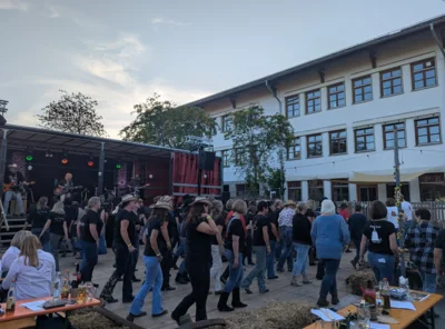 Die Country-Show Band rockte die B&uuml;hne: Die Tanzfl&auml;che war den ganzen Abend &uuml;ber mit zahlreichen Line Dancern bev&ouml;lkert.  (Bild vergr&ouml;&szlig;ern)