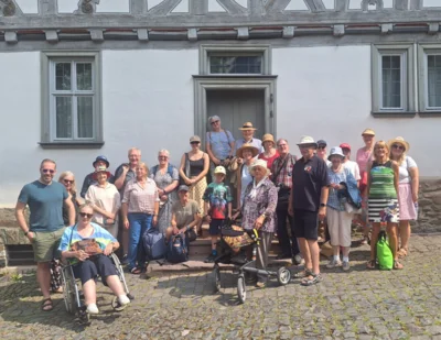 vor dem Lottehaus  (Bild vergr&ouml;&szlig;ern)