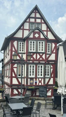 many nviele "half timbered houses" (Fachwerkh&auml;user)  (Bild vergr&ouml;&szlig;ern)