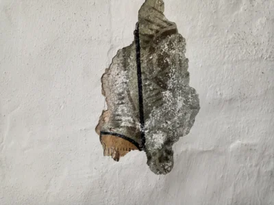 Hinter der wei&szlig;en Wand alte Wandmalereien  (Bild vergr&ouml;&szlig;ern)