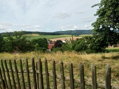 Kirchengarten mit Fernsicht  (Bild vergr&ouml;&szlig;ern)